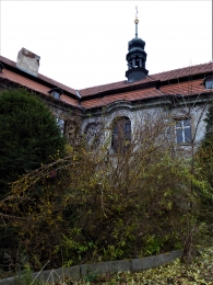3_kaple_pohled_z_nadvori.JPG